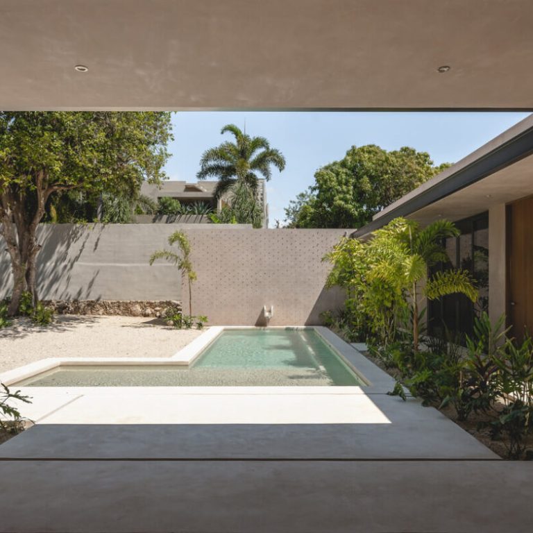 Espacio interior conectado con el jardín de Casa BJ
