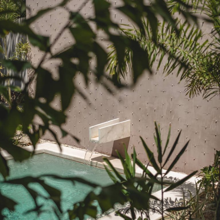 Recorrido cubierto entre patios de Casa BJ
