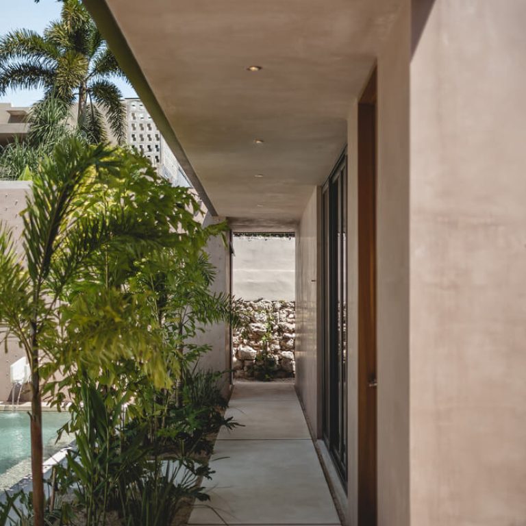 Detalle arquitectónico de los patios de Casa BJ