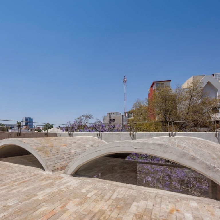 Espacio interior con ladrillo y concreto aparente en Porfirio