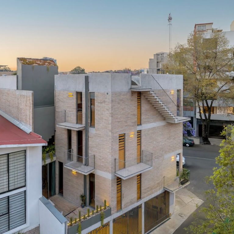 Sala abierta hacia el balcón del Edificio Porfirio