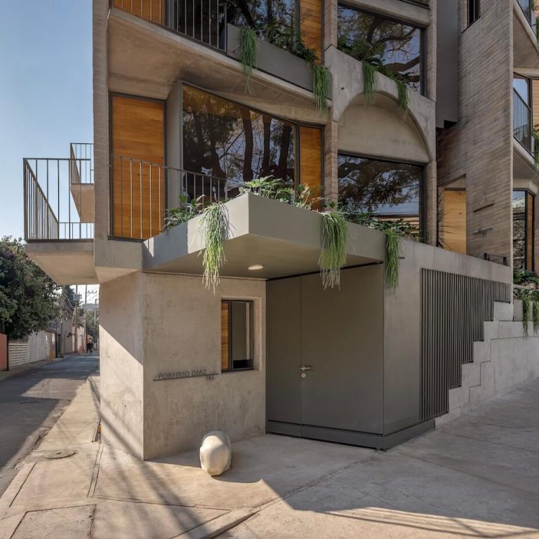Interior residencial con grandes vanos en el Edificio Porfirio