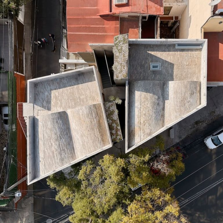 Circulación vertical junto al jardín interior del Edificio Porfirio