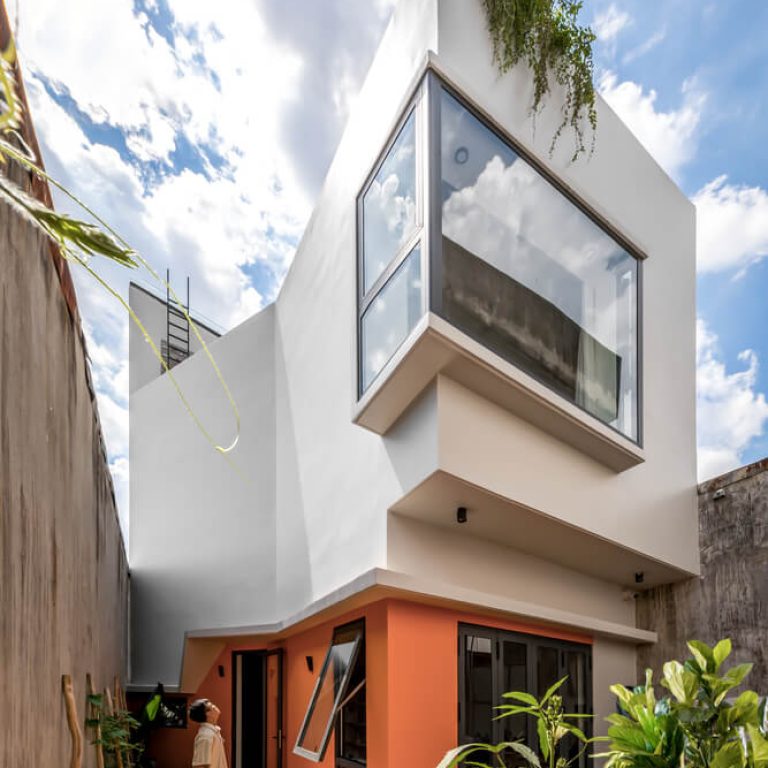 Fachada de casa moderna en vietnam con celosia de barro y concreto pulido