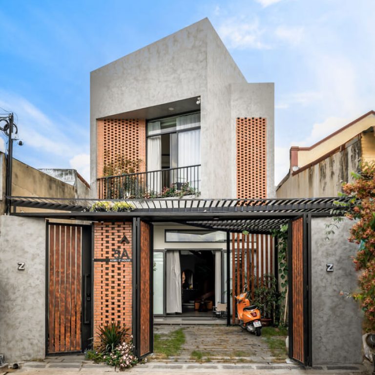 Fachada de casa moderna en vietnam con celosia de barro y concreto pulido