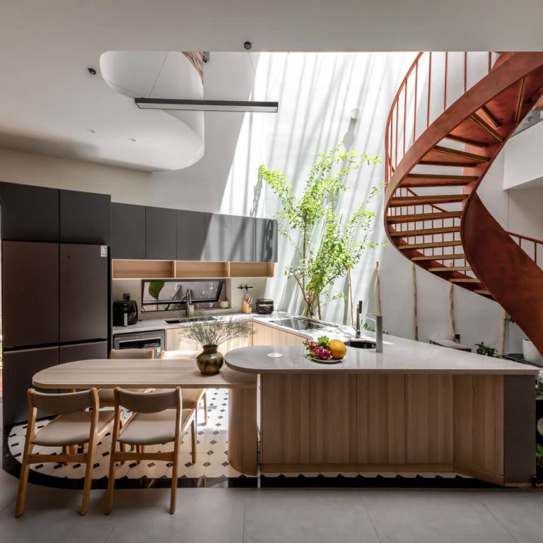 Cocina moderna de madera a doble altura, con escalera helicoidal color rojo