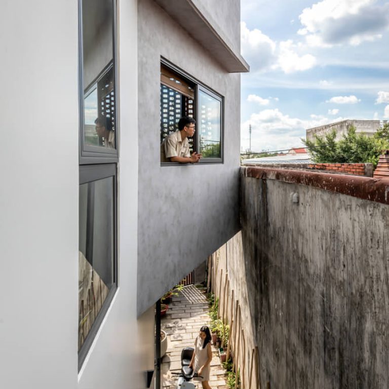Fachada de casa moderna en vietnam con celosia de barro y concreto pulido