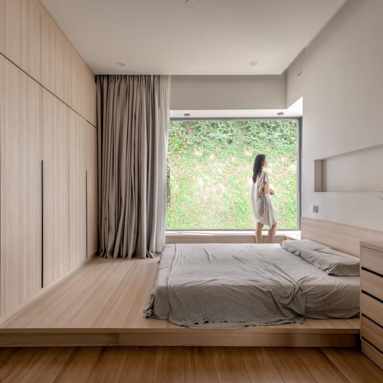 Habitación minimalista con madera y una ventana de pisoa techo
