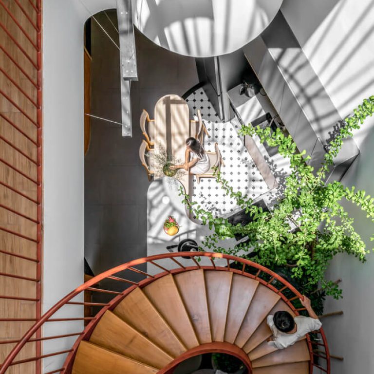 Escalera de caracol moderna color rojo de acero, escalera escultural, jardín interior en escalera