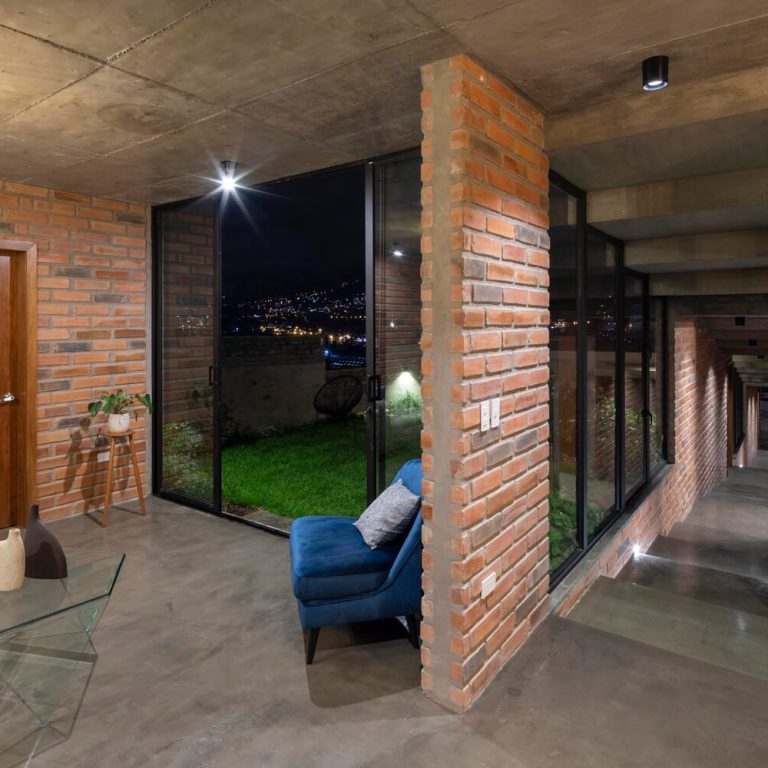 Casa en pendiente en Ecuador por El Sindicato Arquitectura