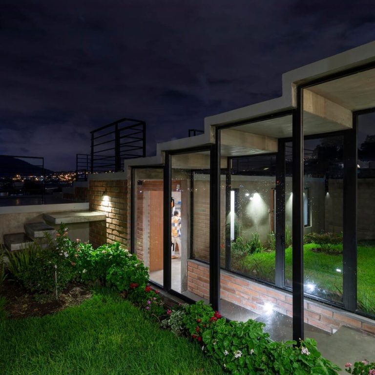 Casa en pendiente en Ecuador por El Sindicato Arquitectura