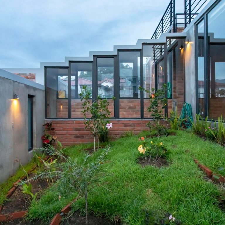 Casa en pendiente en Ecuador por El Sindicato Arquitectura