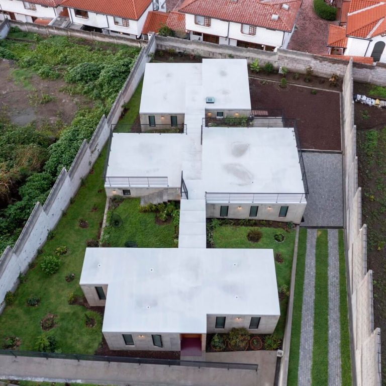 Casa en pendiente en Ecuador por El Sindicato Arquitectura