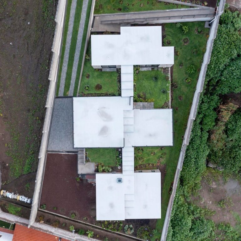 Casa en pendiente en Ecuador por El Sindicato Arquitectura