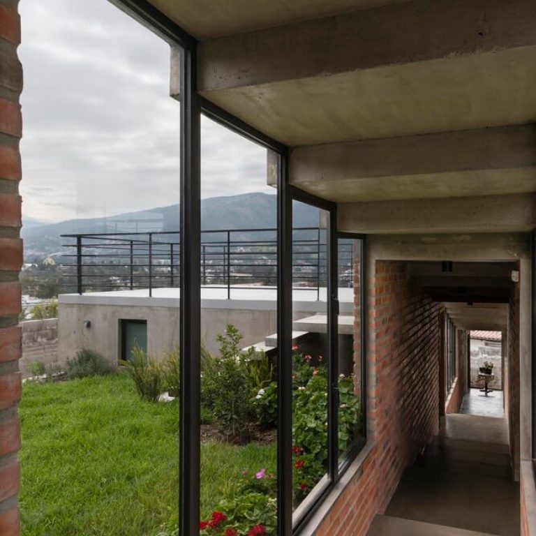 Casa en pendiente en Ecuador por El Sindicato Arquitectura