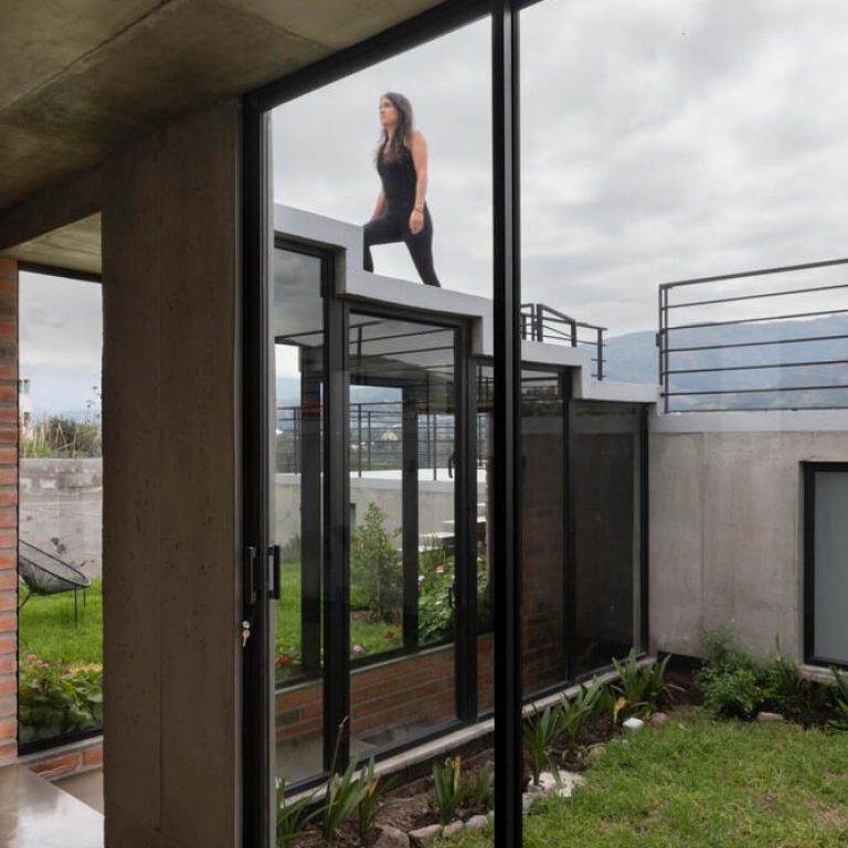 Casa en pendiente en Ecuador por El Sindicato Arquitectura