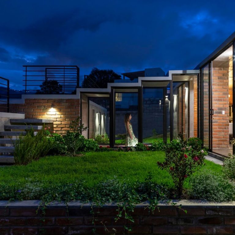 Casa en pendiente en Ecuador por El Sindicato Arquitectura