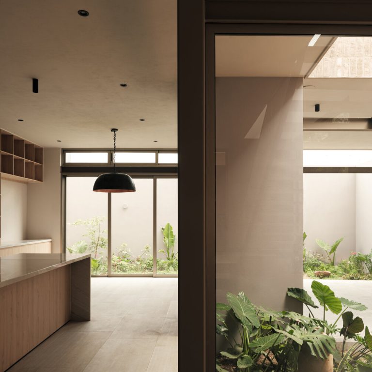 Cocina conectada con los patios interiores de Casa RV