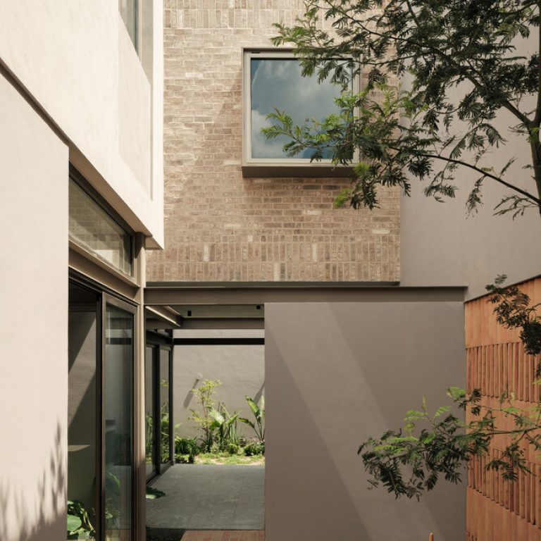 Patio lateral con ladrillo, árbol y macetas de barro en Casa RV
