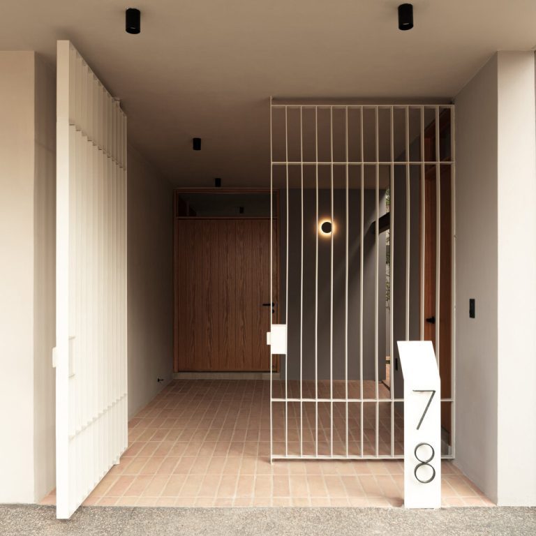 Acceso principal de Casa RV con herrería blanca