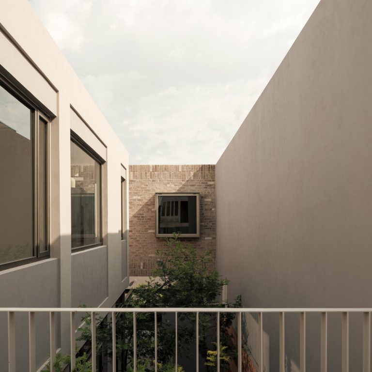 Pasillo de planta alta con vista hacia el patio de Casa RV
