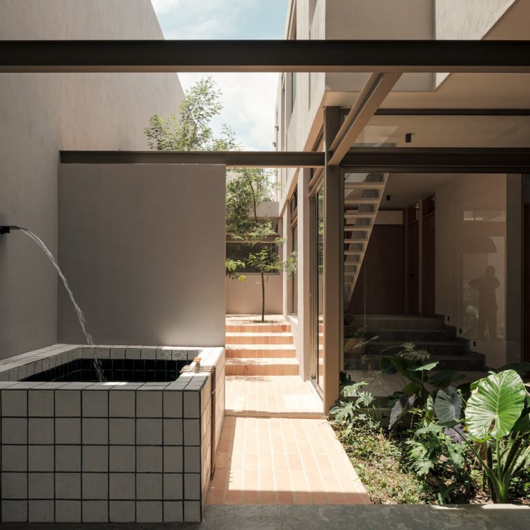 Patio central con estanque y corredor lateral de Casa RV