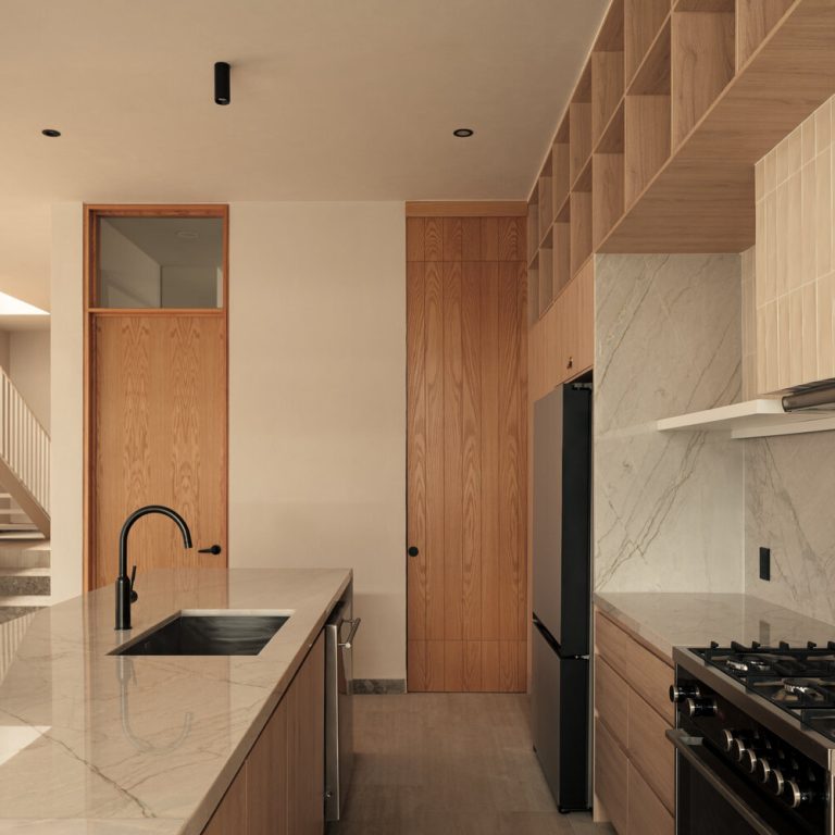 Cocina de Casa RV con isla y vista hacia la escalera