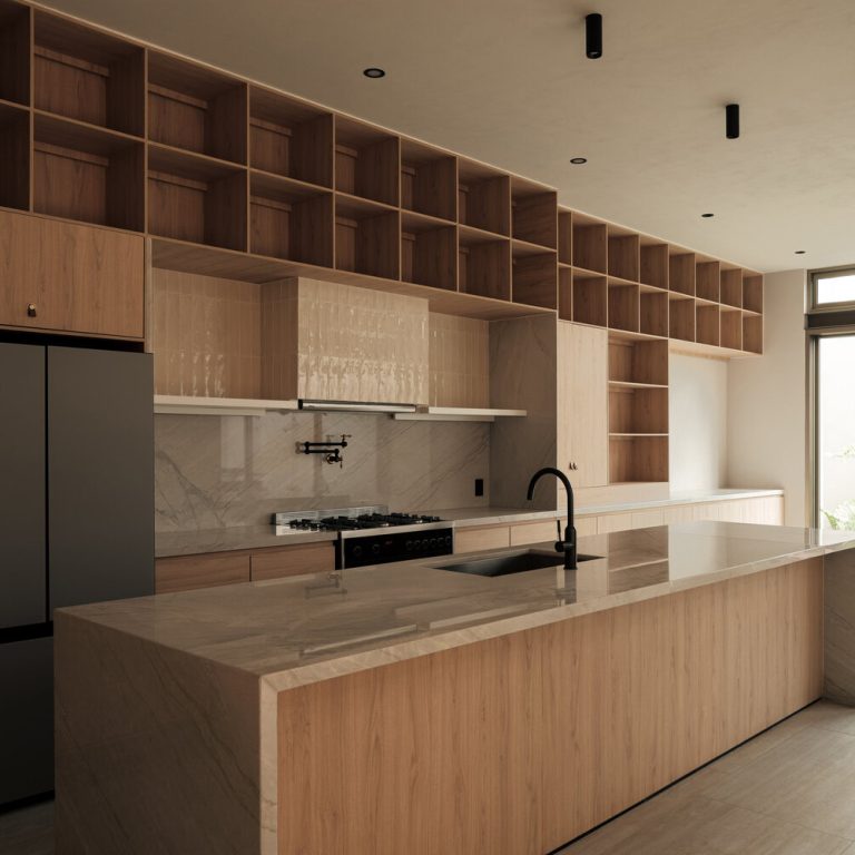 Cocina de Casa RV con isla central y mobiliario de madera