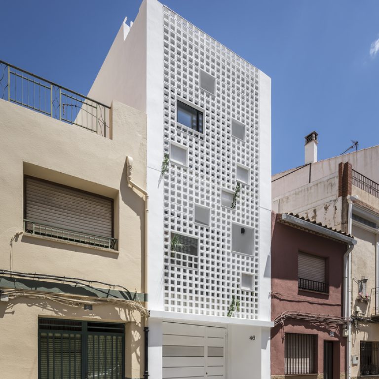 Vivienda entre medianeras en España por Viraje arquitectura